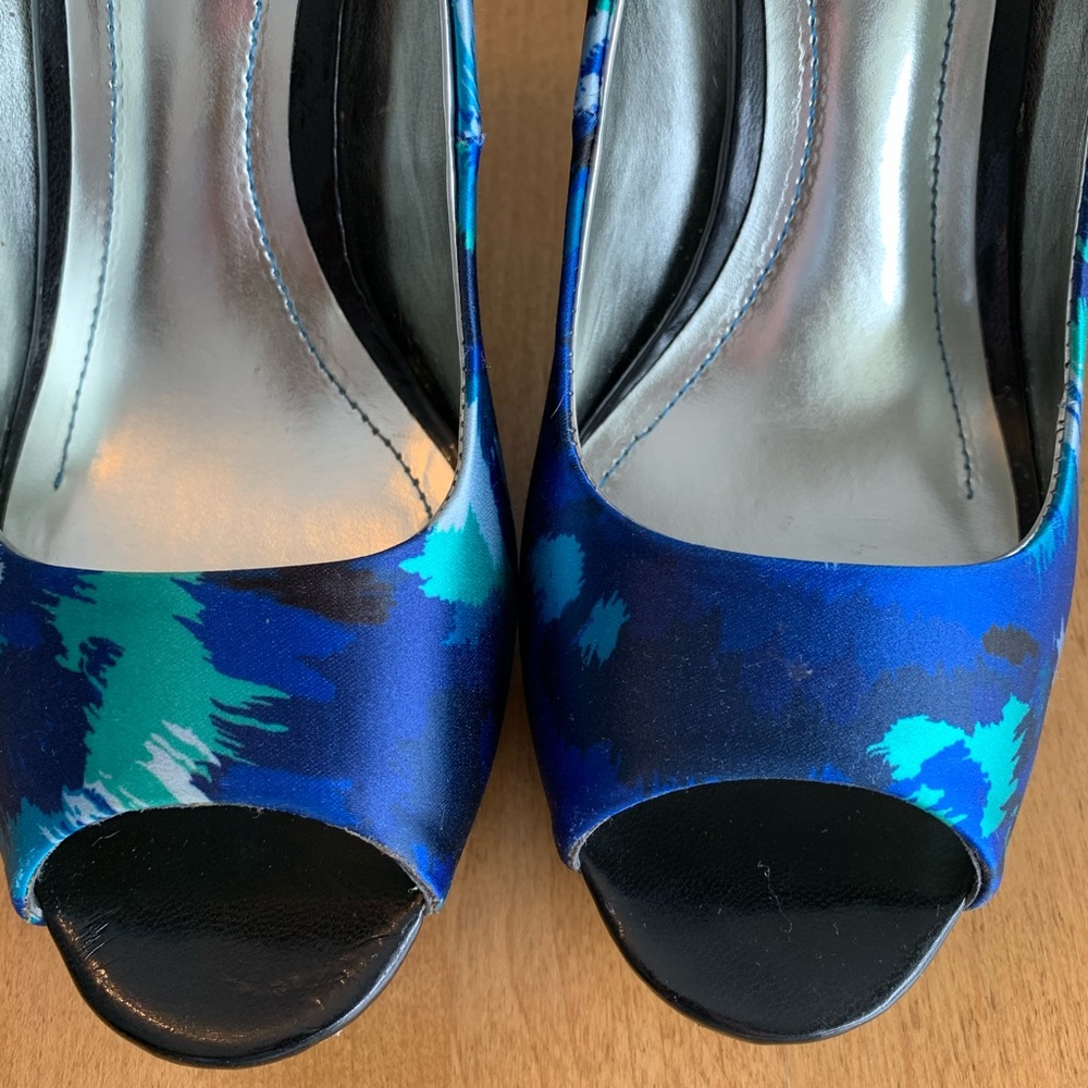 LOVELY 💙💚 Style & Co. Blue/Green/White Abstract Satin High Heels/Pumps 6-6.5! - Picture 6 of 16